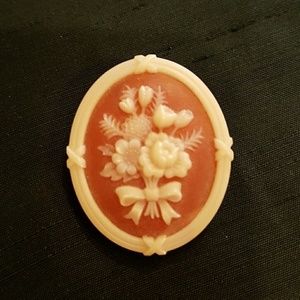 VINTAGE AVON CAMEO FLOWER BROOCH RARE‎